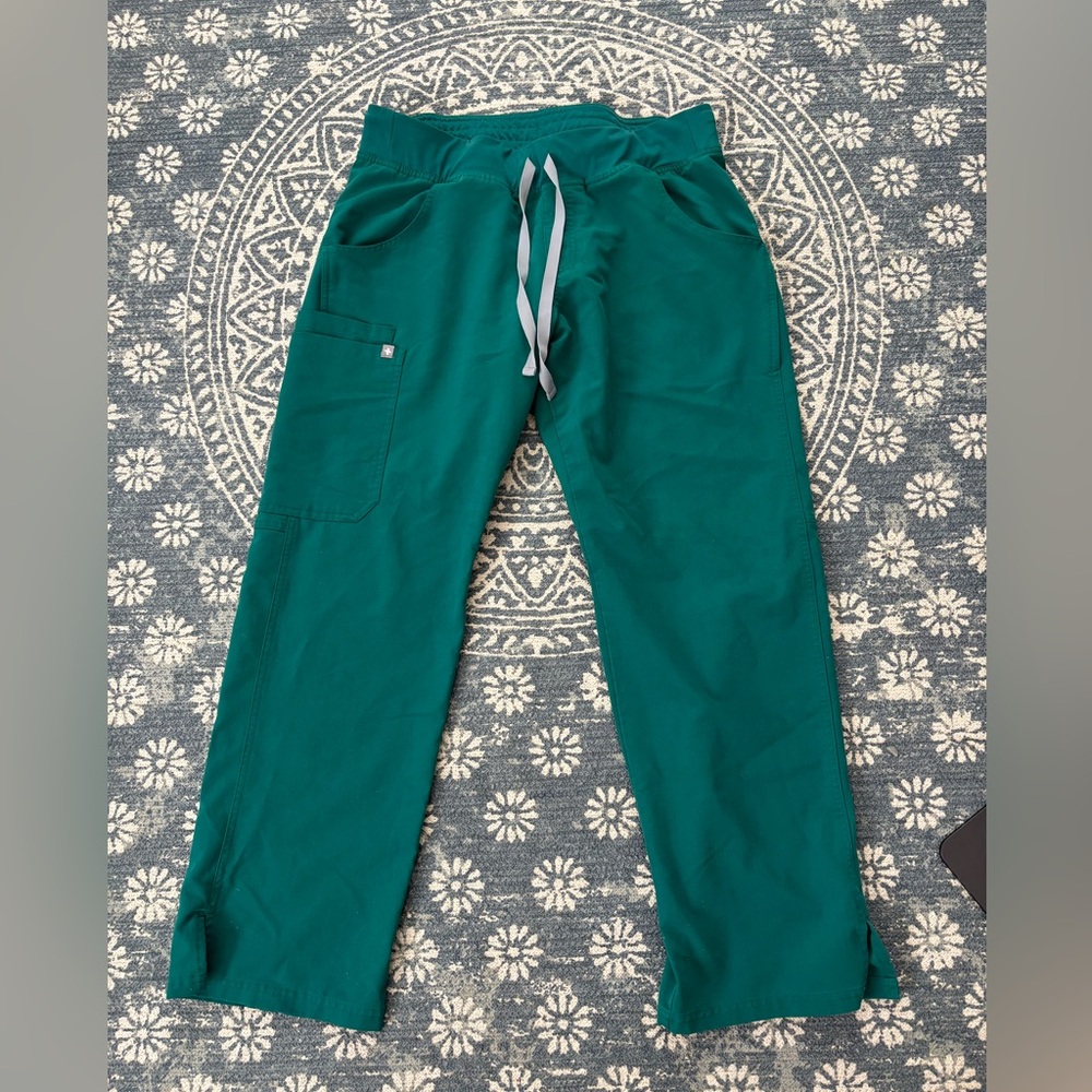 EUC Figs Kade Cargo Scrub Petite Pant